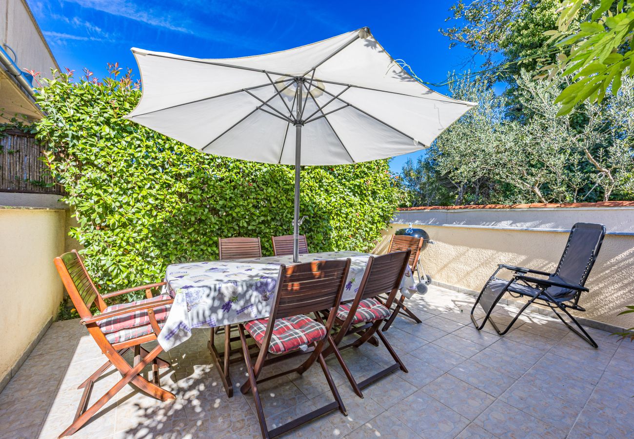 Apartment in Ližnjan - Charming Pool Apartment Liznjan - Buneta