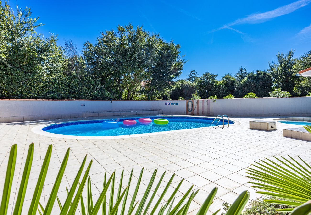 Apartment in Ližnjan - Charming Pool Apartment Liznjan - Buneta