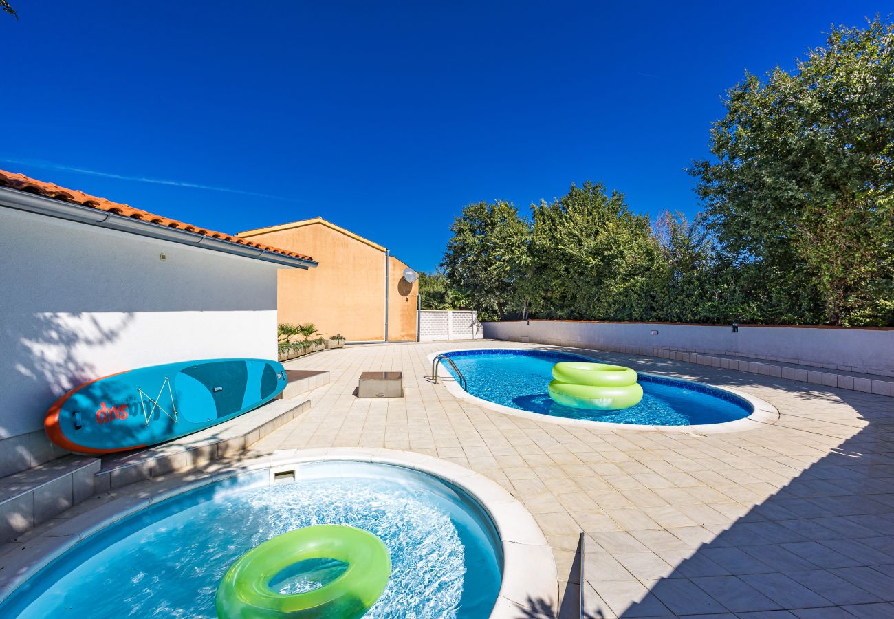 Apartment in Ližnjan - Charming Pool Apartment Liznjan - Buneta