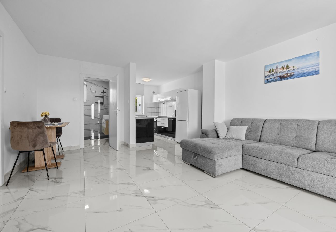 Villa in Kukci - Relaxing Villa near Porec with Pool - Susanne