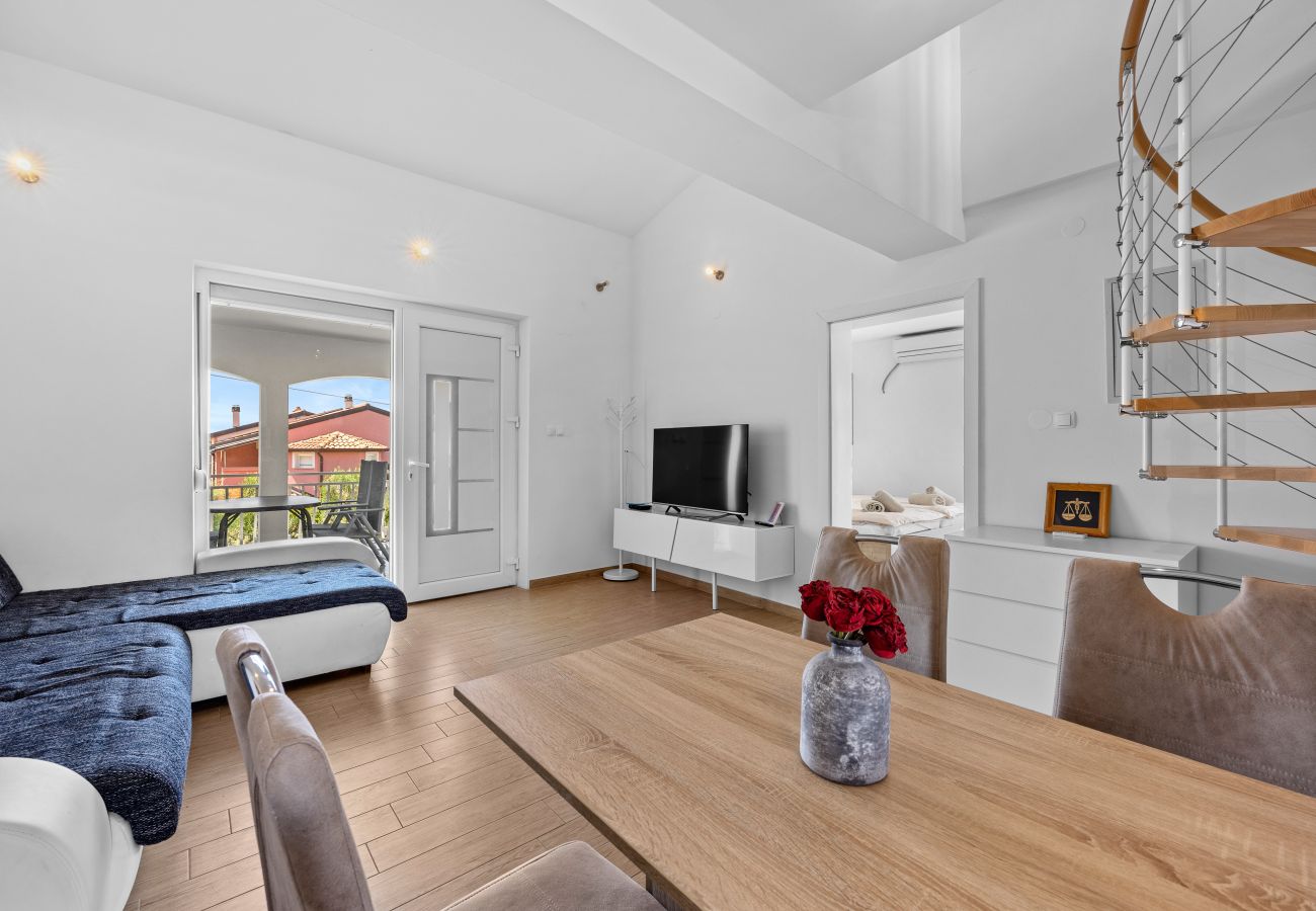 Villa in Kukci - Relaxing Villa near Porec with Pool - Susanne