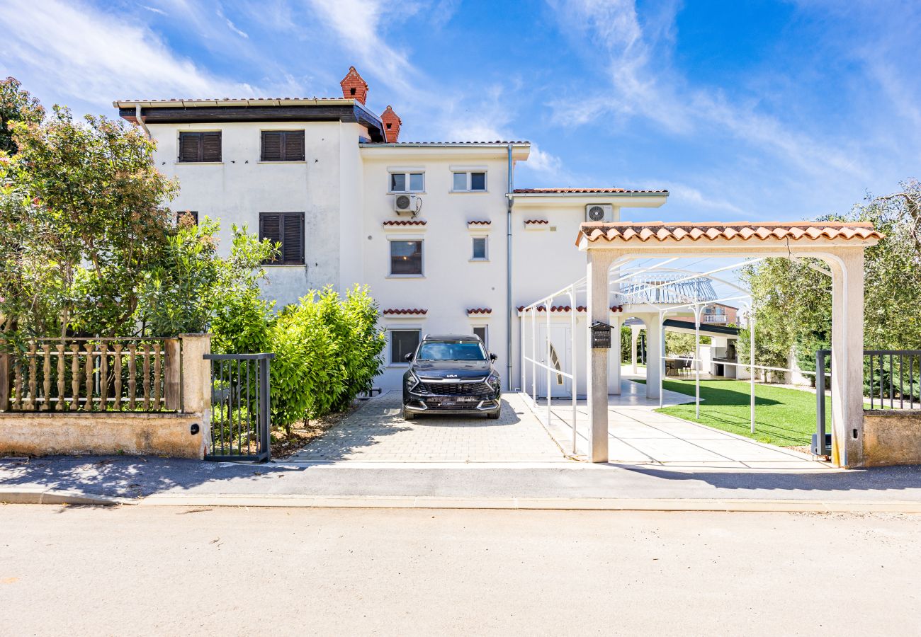 Villa in Kukci - Relaxing Villa near Porec with Pool - Susanne