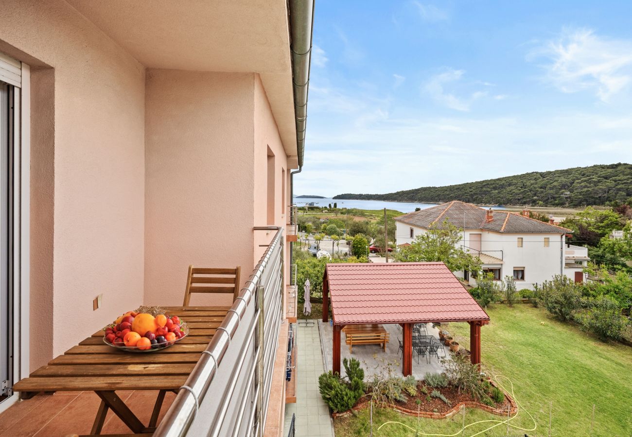 Apartment in Kampor - Seafront Apt for Family Vacation - Neda Ruzmarin