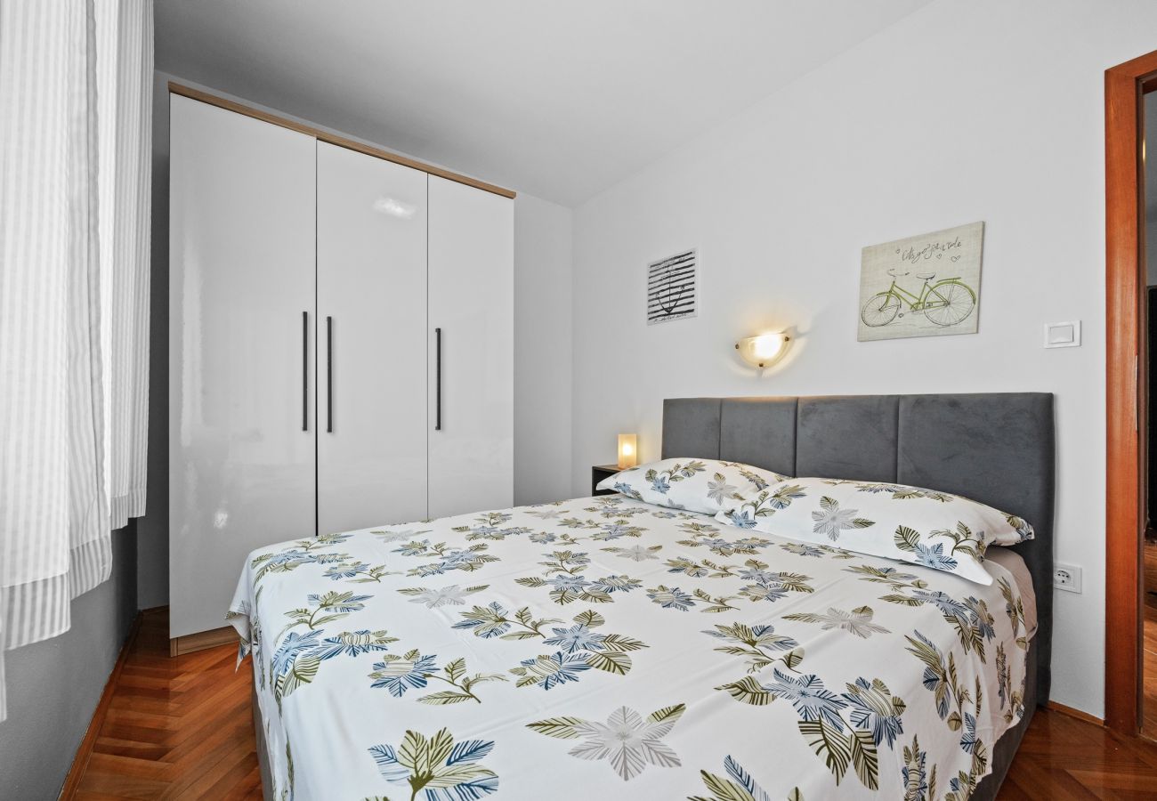 Apartment in Kampor - Seafront Apt for Family Vacation - Neda Ruzmarin