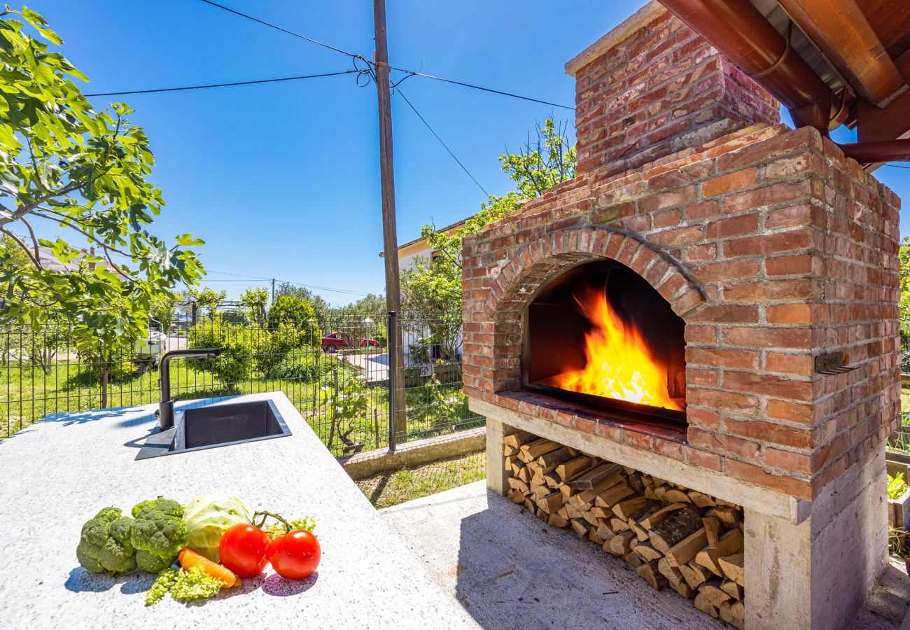 Apartment in Kampor - Seafront Apt for Family Vacation - Neda Ruzmarin