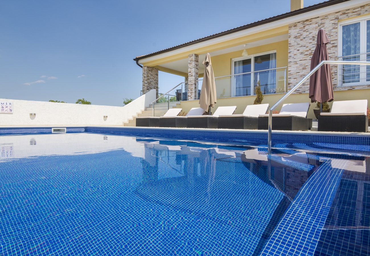 Villa in Kapelica - Gorgeous Villa Lands with Private Pool