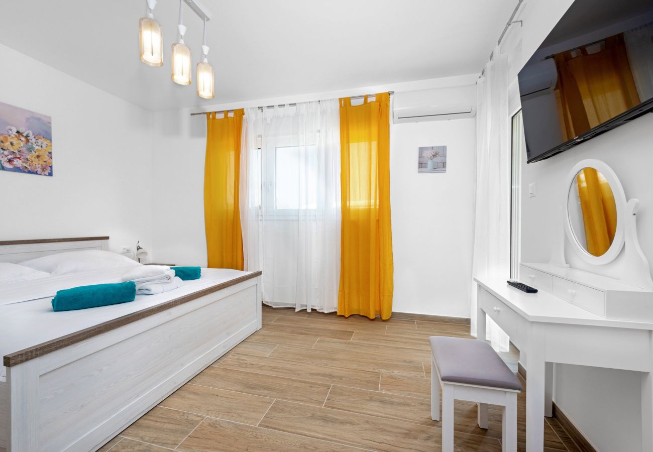 Villa in Krnica - Enchanting Villa East with Pool and Jacuzzi