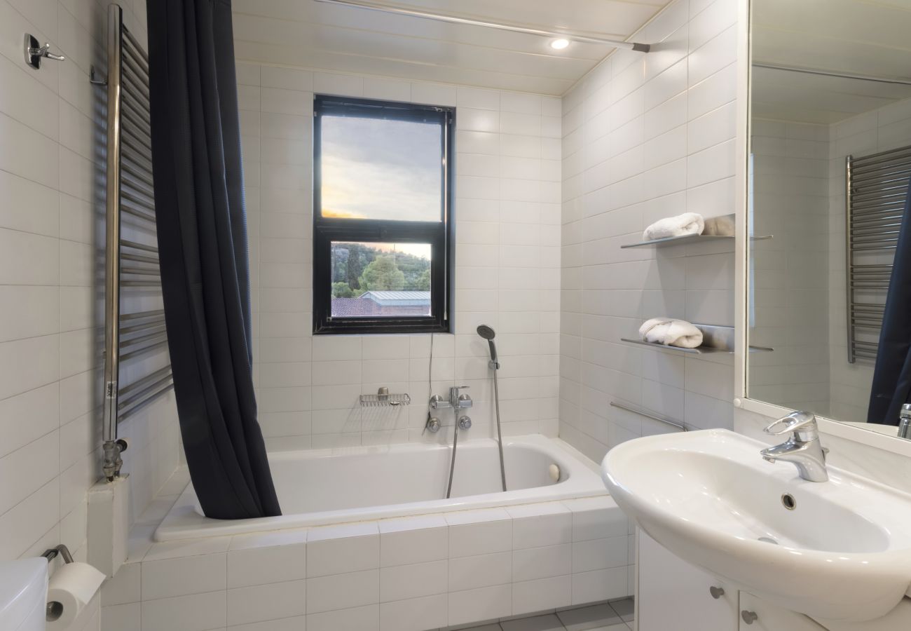 Terraced House in Athens - Spacious 3bdr Townhouse with Monumental View