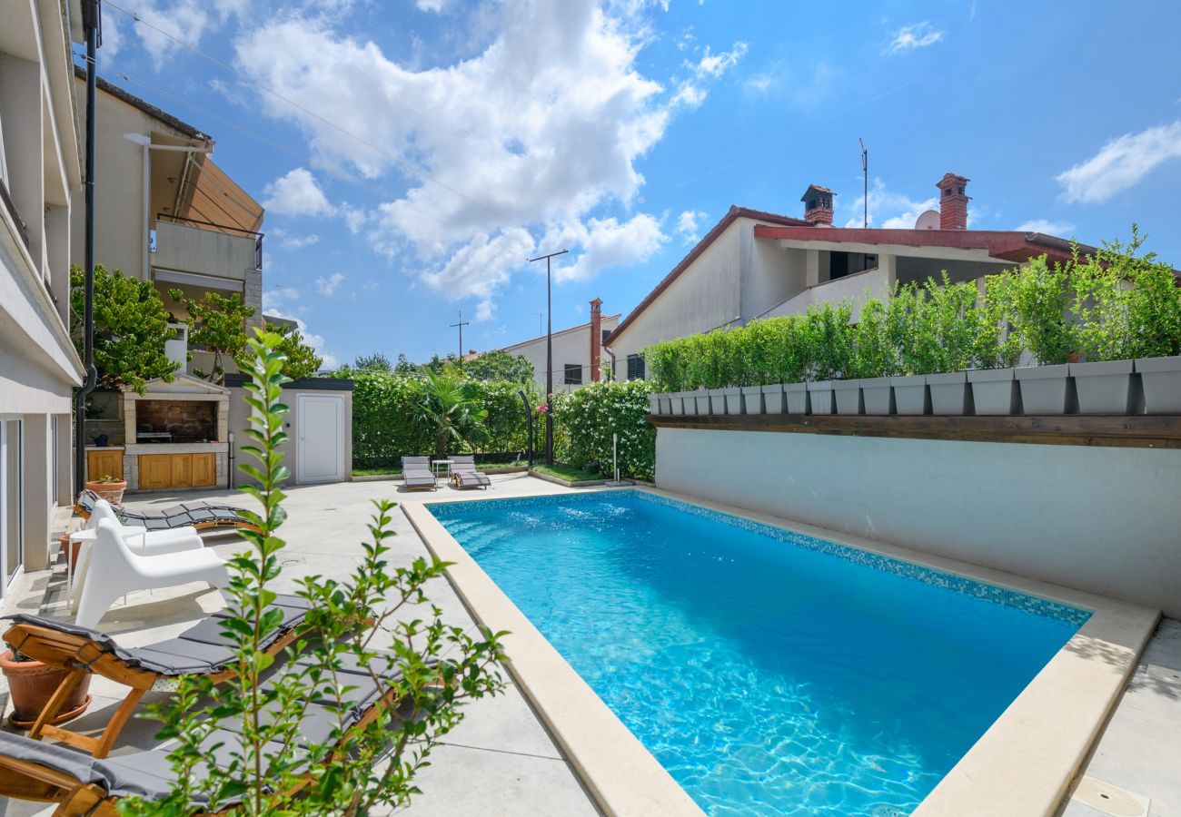 Apartment in Pula - Cozy Apartment Luka with Shared Pool and Gym