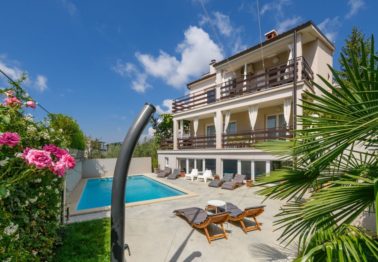 Apartment in Pula - Cozy Apartment Luka with Shared Pool and Gym