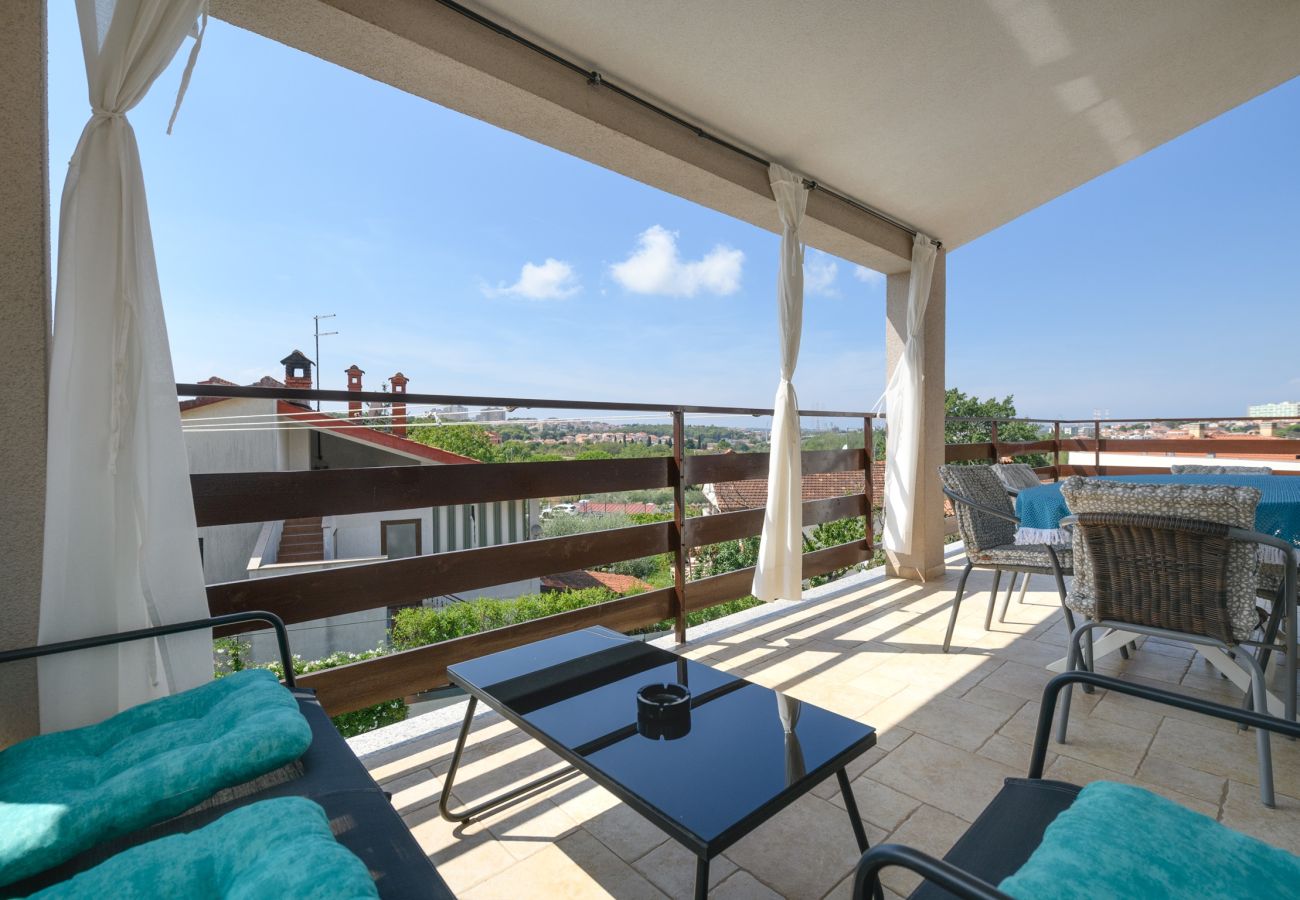 Apartment in Pula - Cozy Apartment Luka with Shared Pool and Gym