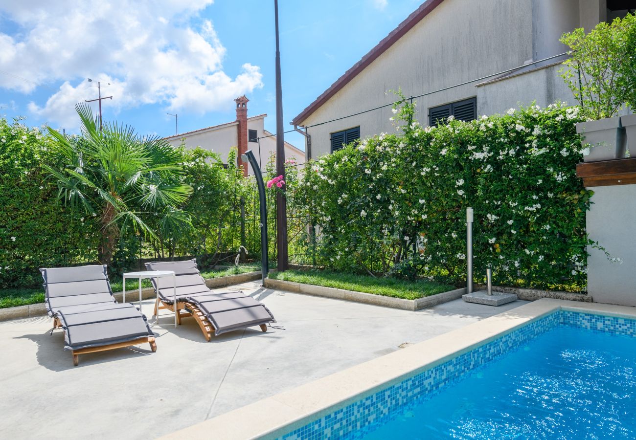 Apartment in Pula - Cozy Apartment Luka with Shared Pool and Gym