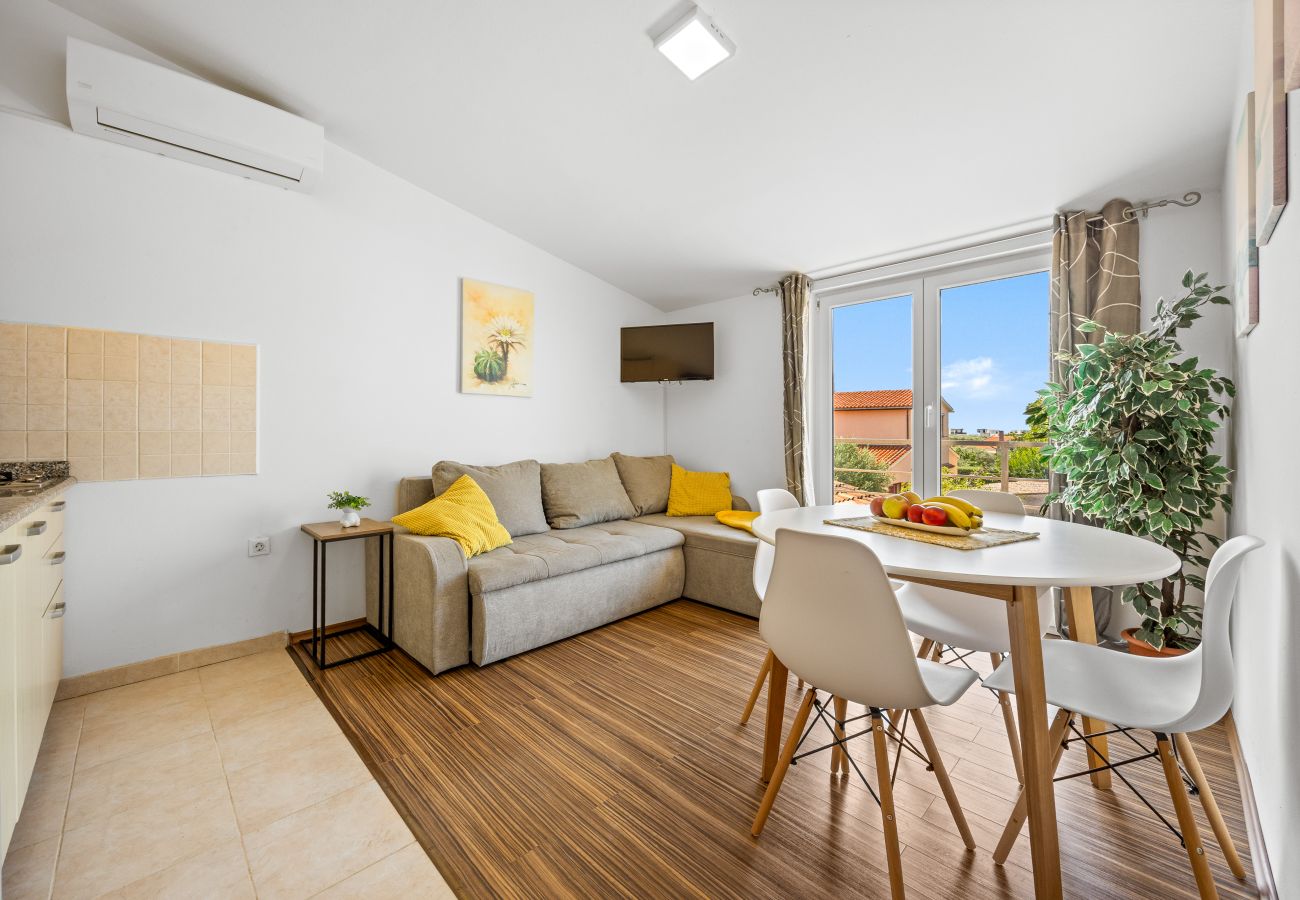 Apartment in Galižana - Apartment Vito with Balcony