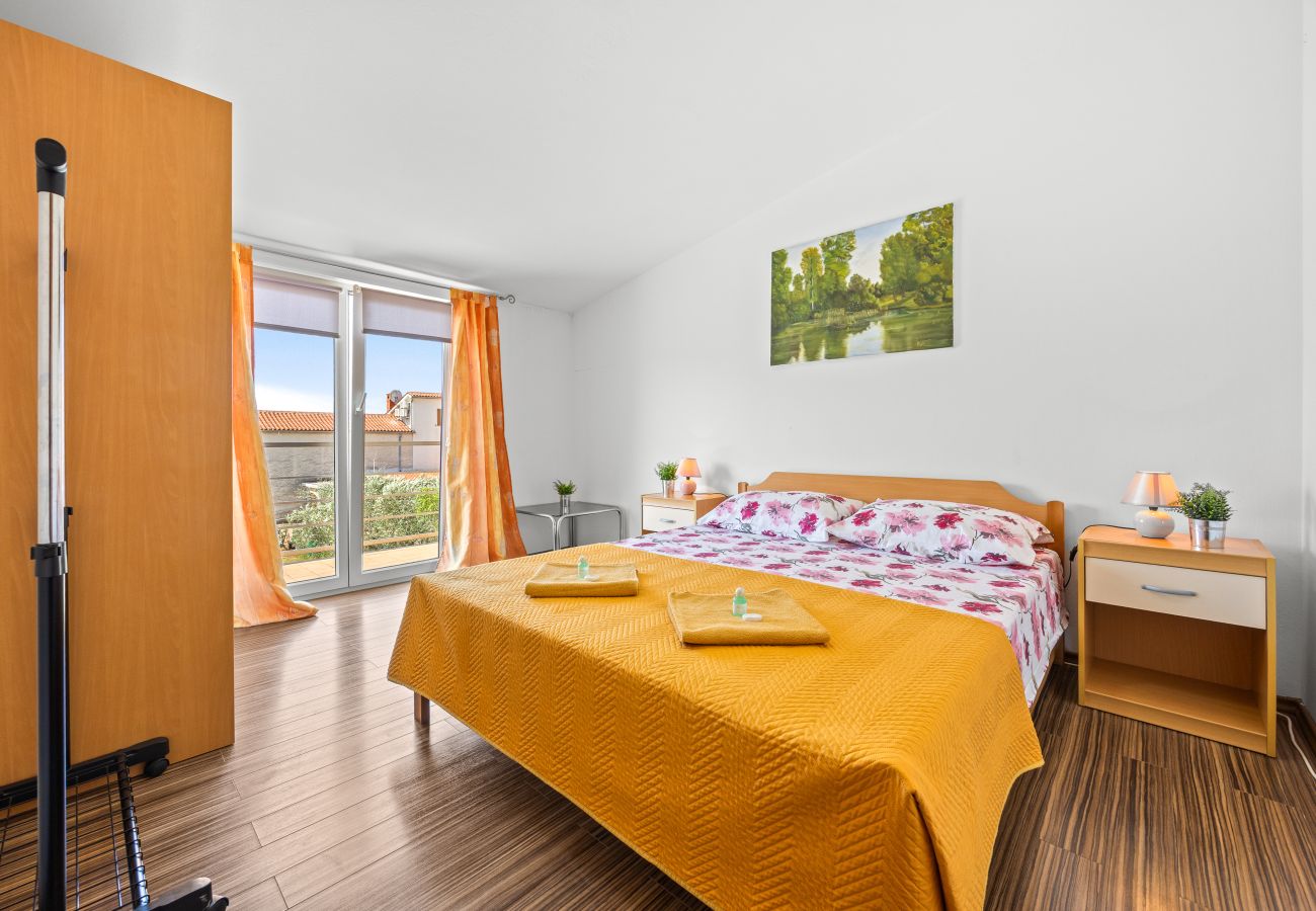 Apartment in Galižana - Apartment Vito with Balcony