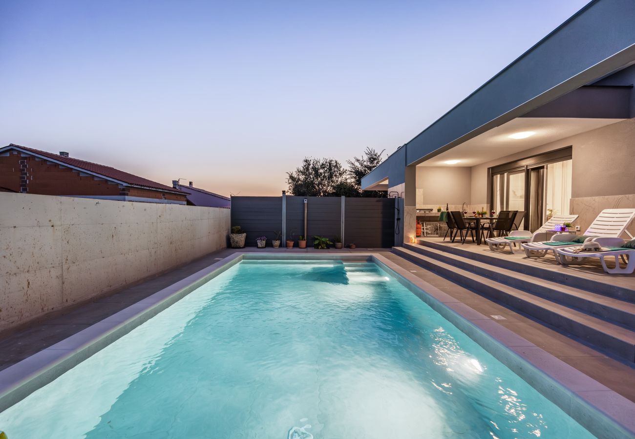 Villa in Radeki Polje - Modern Family Villa Mia with Private Pool