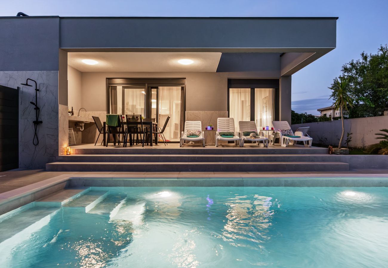 Villa in Radeki Polje - Modern Family Villa Mia with Private Pool
