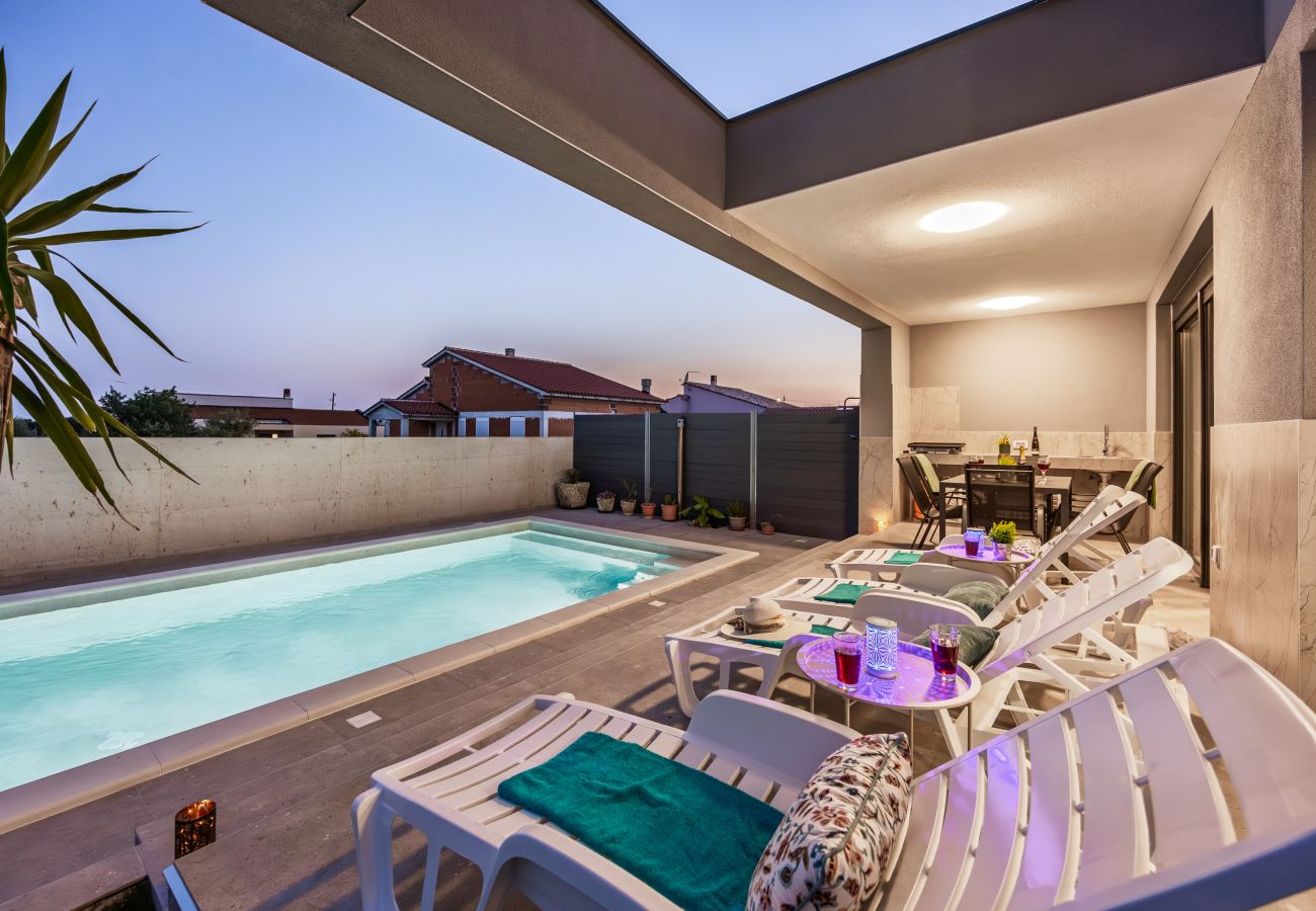 Villa in Radeki Polje - Modern Family Villa Mia with Private Pool