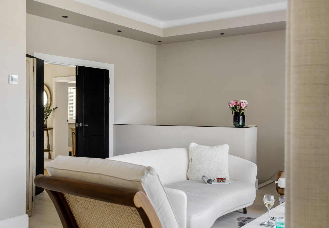 Fresh Escapes - Gable View - luxury riverside sanctuary sleeps 12