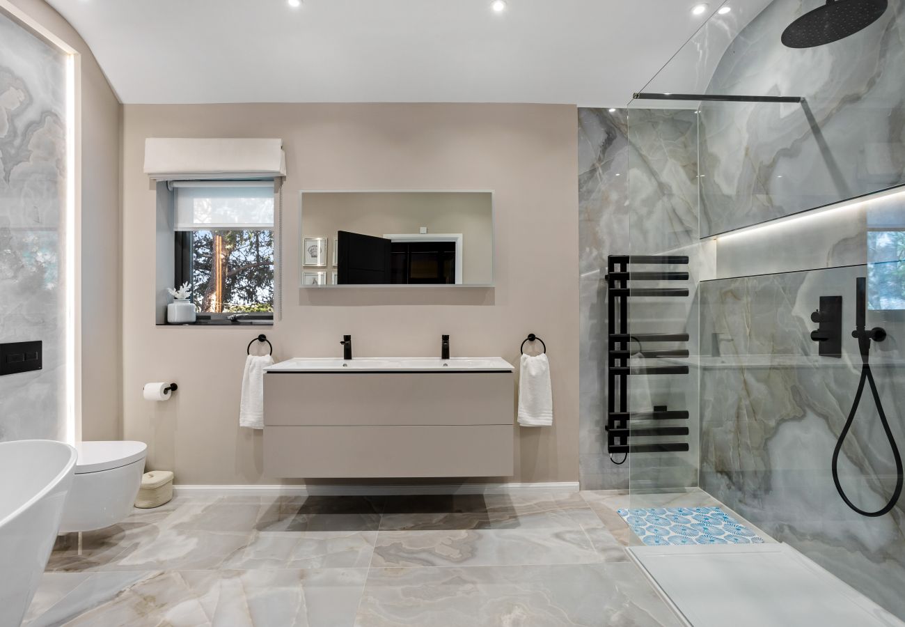 Fresh Escapes - Gable View - luxury riverside sanctuary sleeps 12