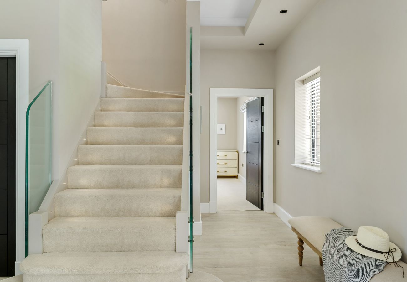 Fresh Escapes - Gable View - luxury riverside sanctuary sleeps 12