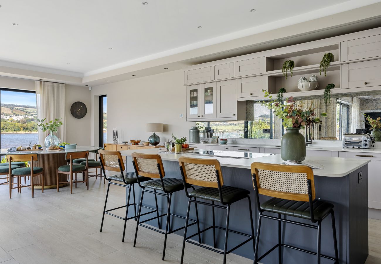 Fresh Escapes - Gable View - luxury riverside sanctuary sleeps 12