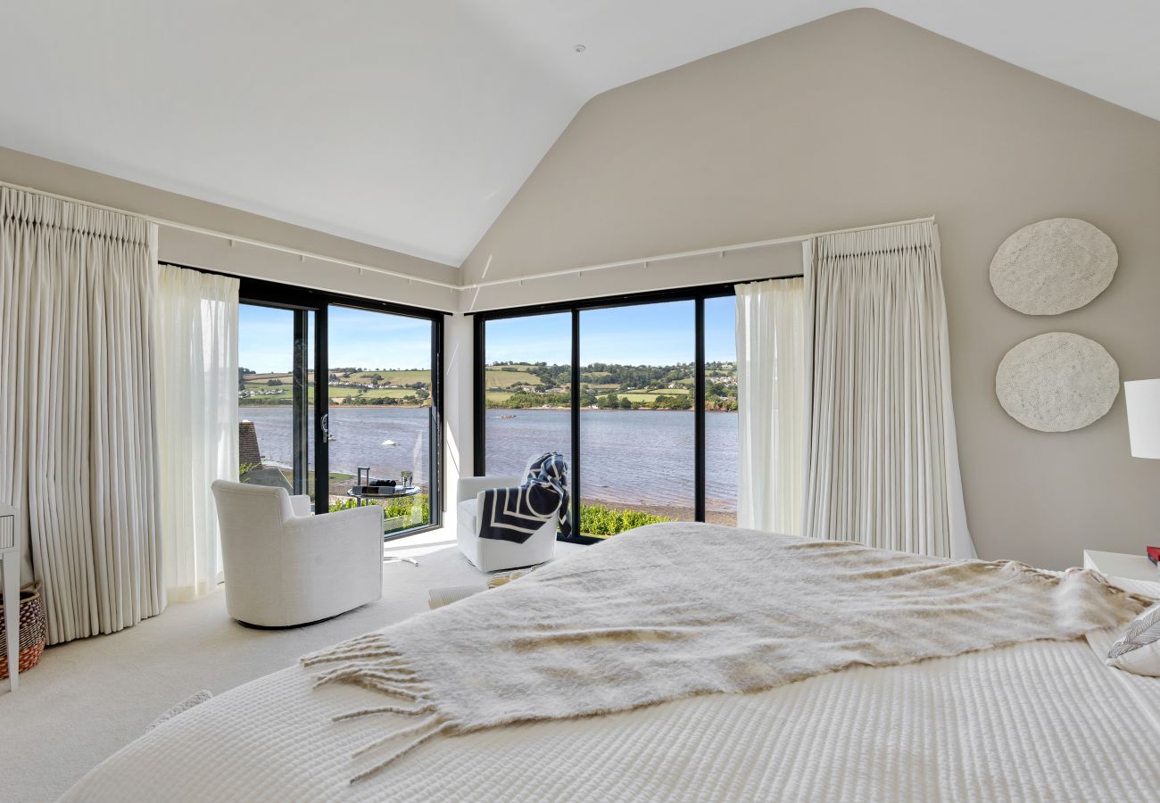 Fresh Escapes - Gable View - luxury riverside sanctuary sleeps 12