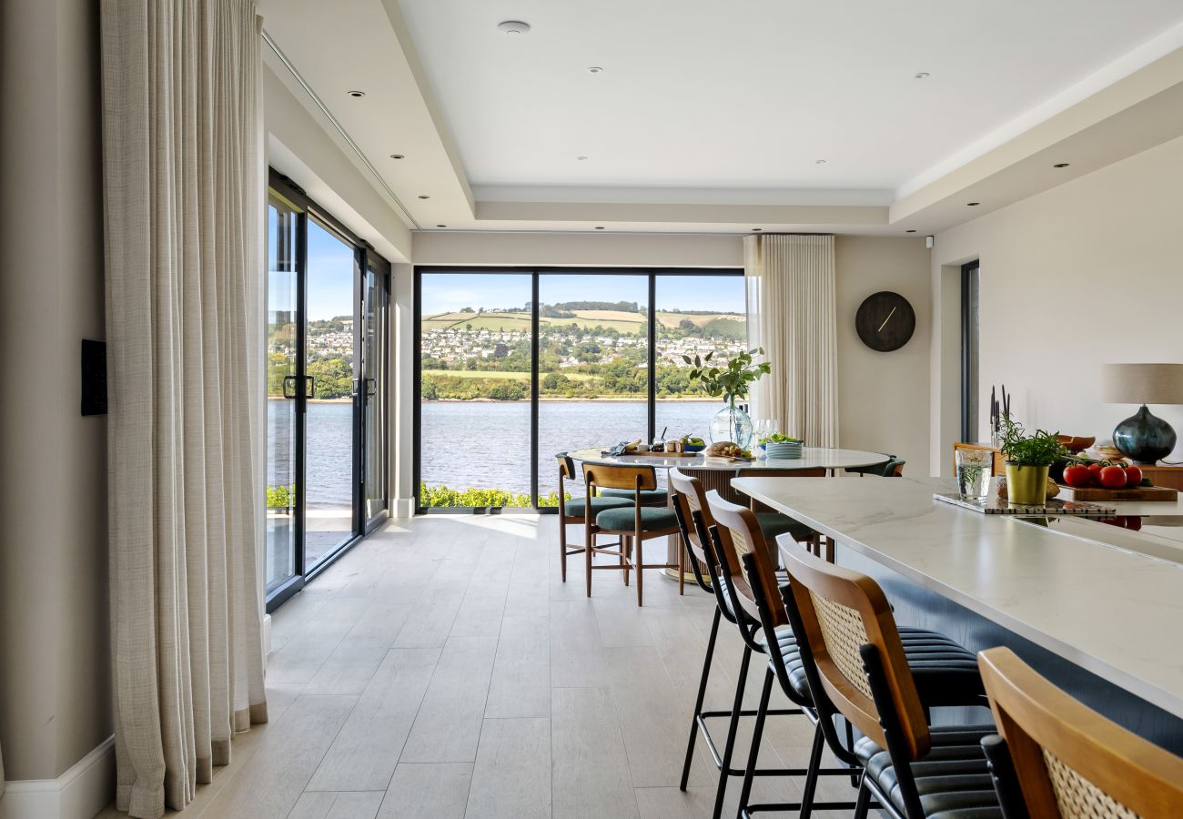 Fresh Escapes - Gable View - luxury riverside sanctuary sleeps 12