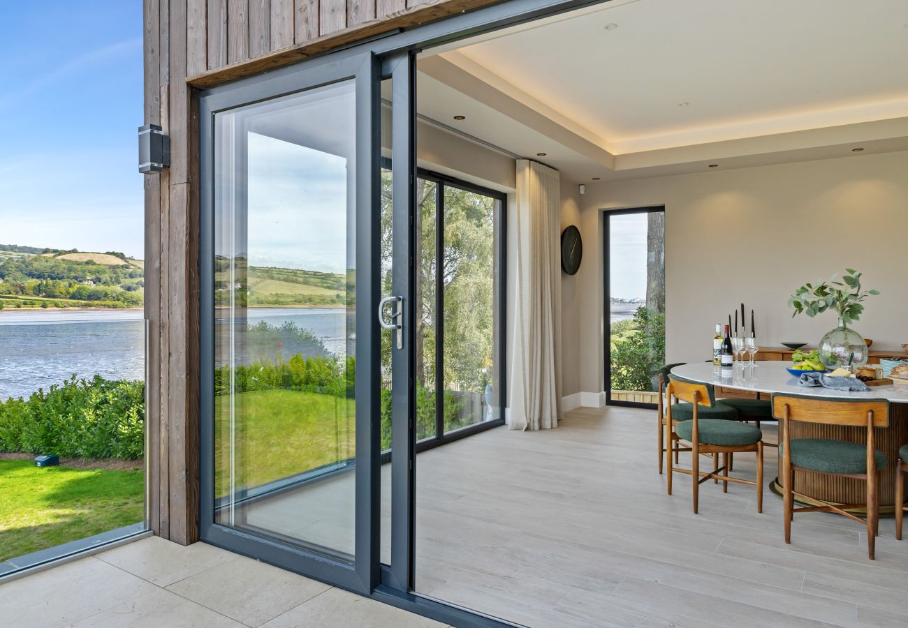 Fresh Escapes - Gable View - luxury riverside sanctuary sleeps 12