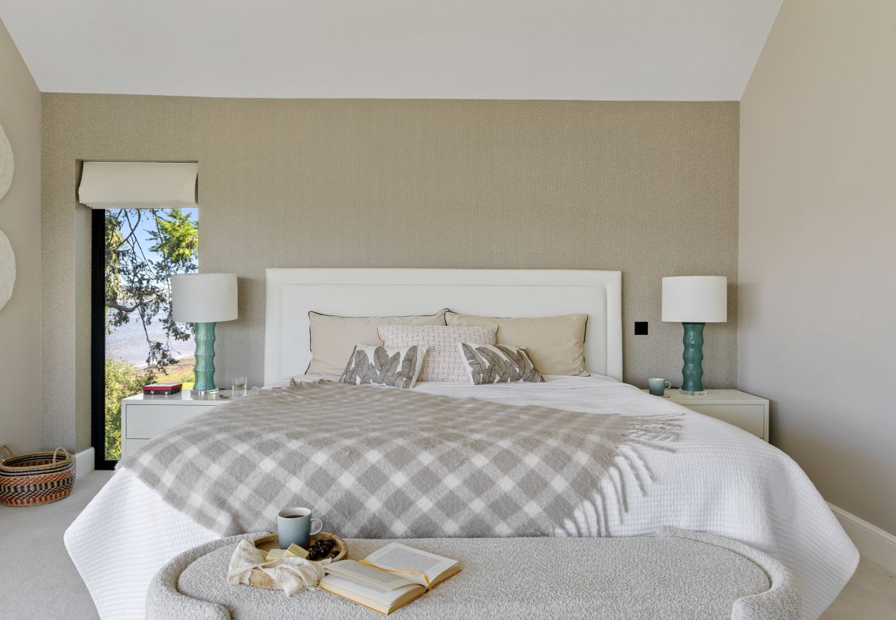 Fresh Escapes - Gable View - luxury riverside sanctuary sleeps 12