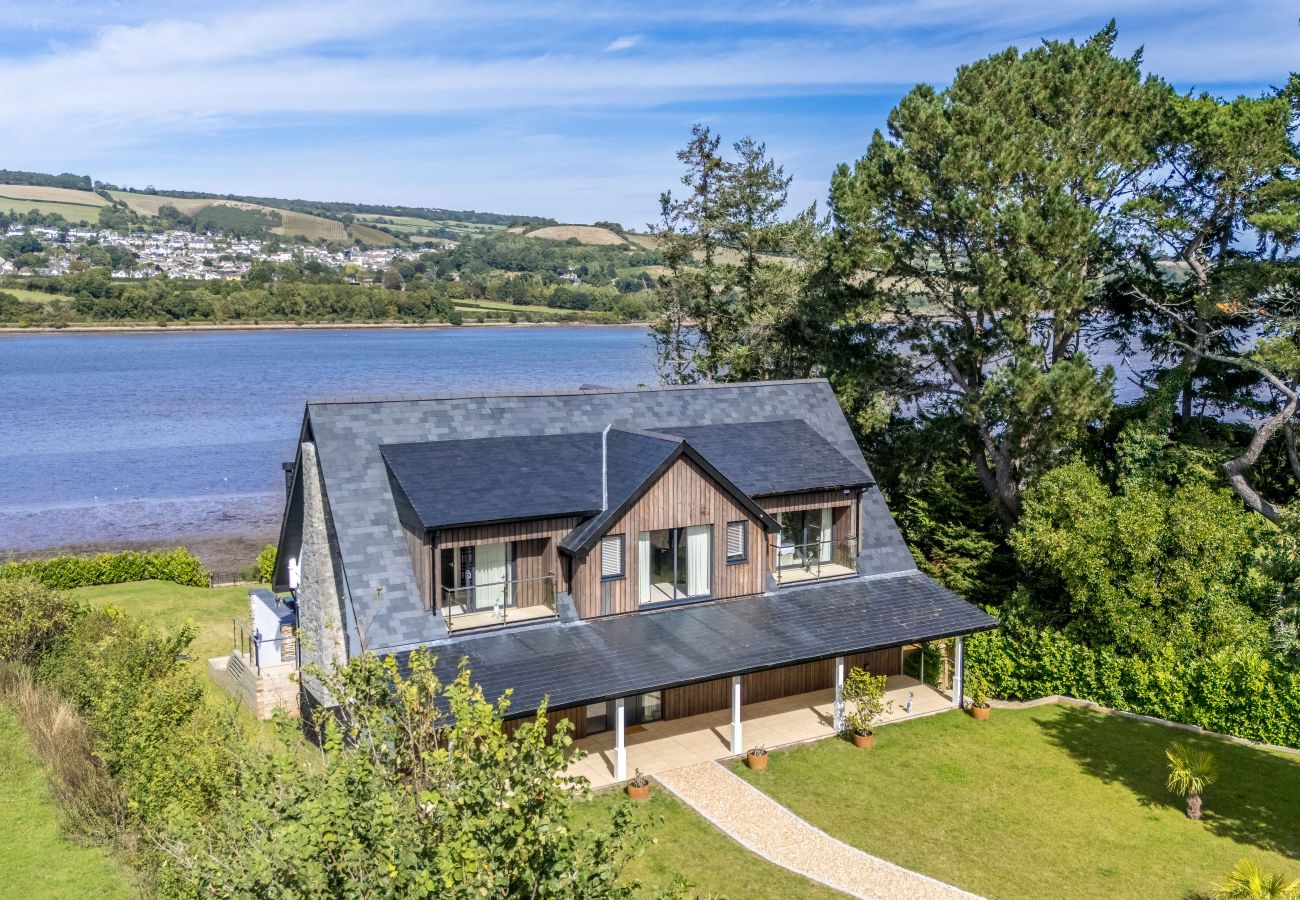 Fresh Escapes - Gable View - luxury riverside sanctuary sleeps 12