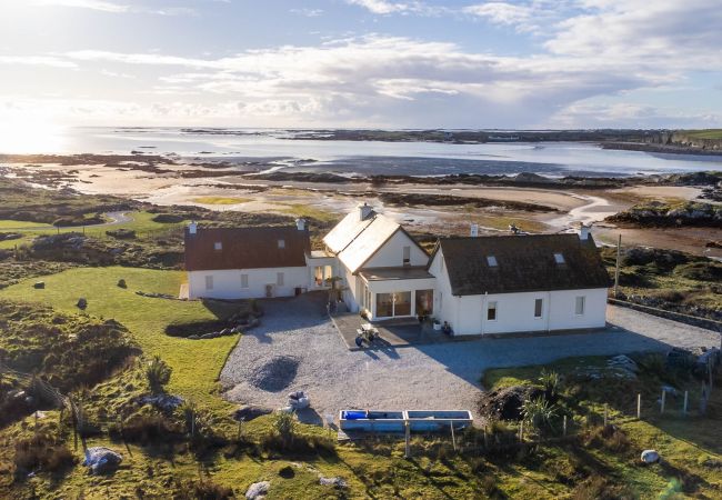 House in Ballyconneely - Doleen Quay House is a luxurious beach holiday home