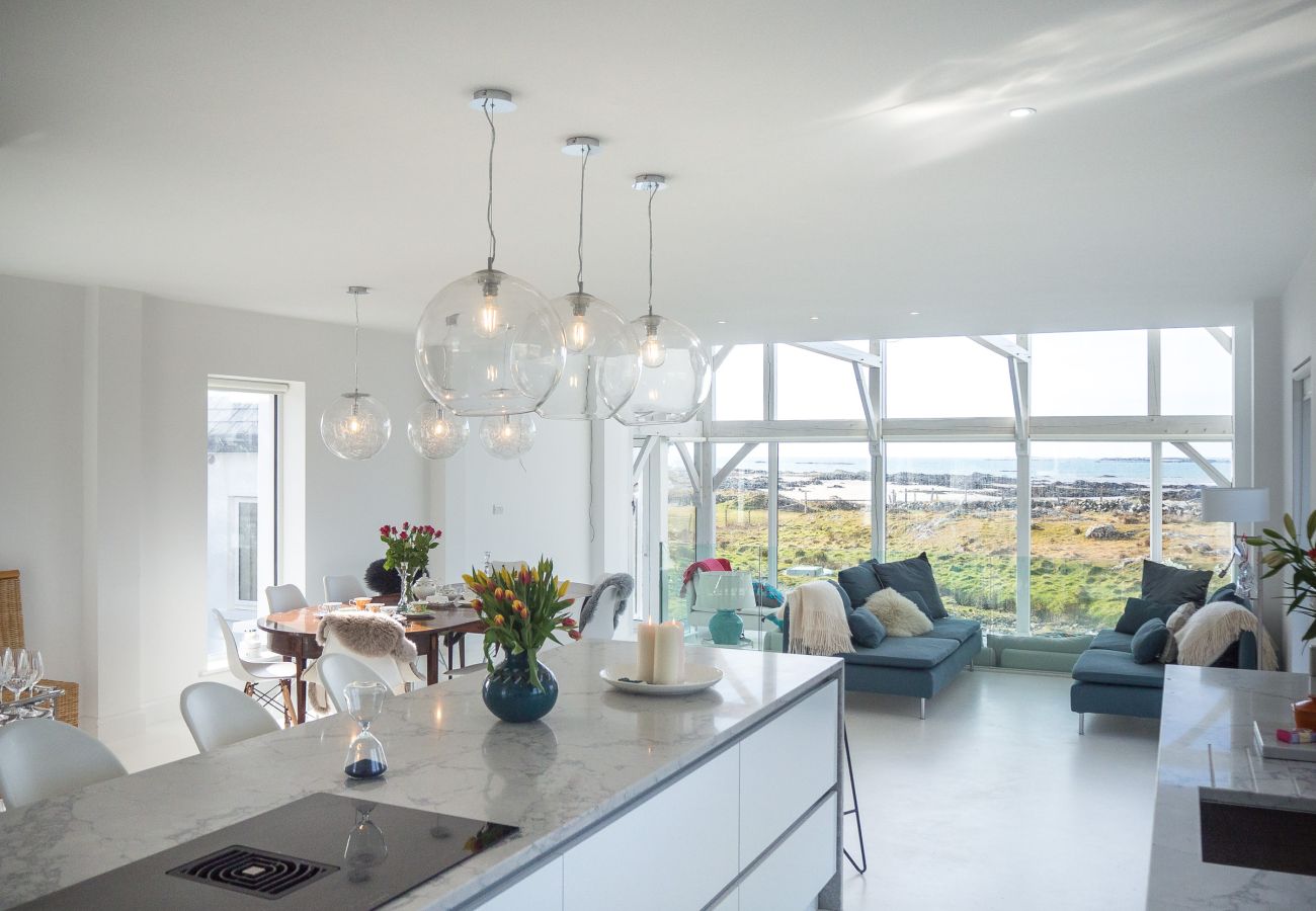 House in Ballyconneely - Doleen Quay House is a luxurious beach holiday home