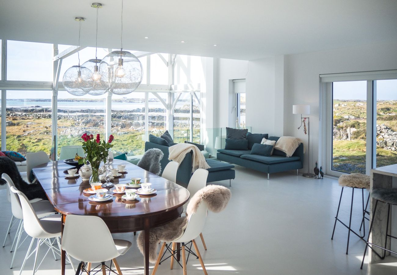 House in Ballyconneely - Doleen Quay House is a luxurious beach holiday home