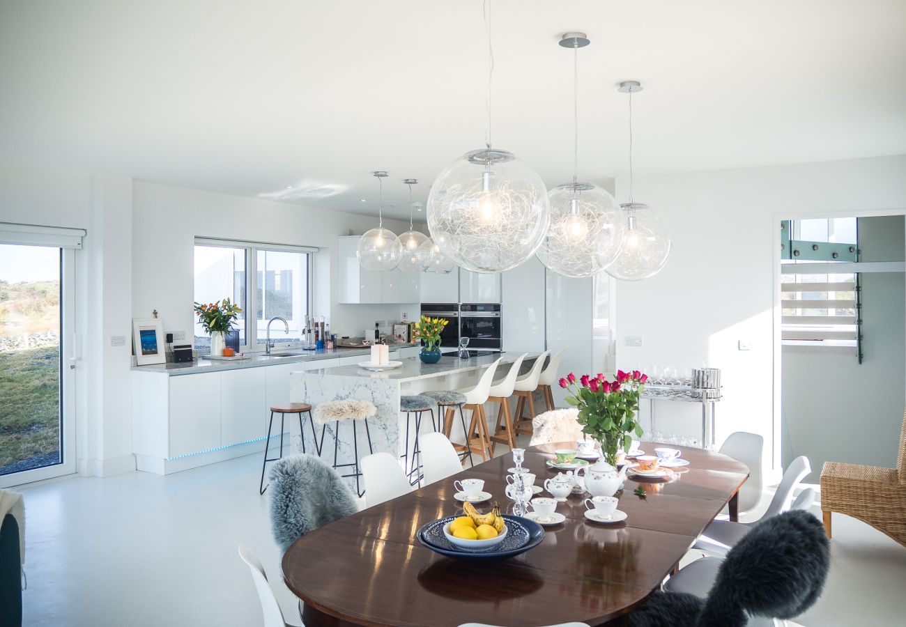 House in Ballyconneely - Doleen Quay House is a luxurious beach holiday home