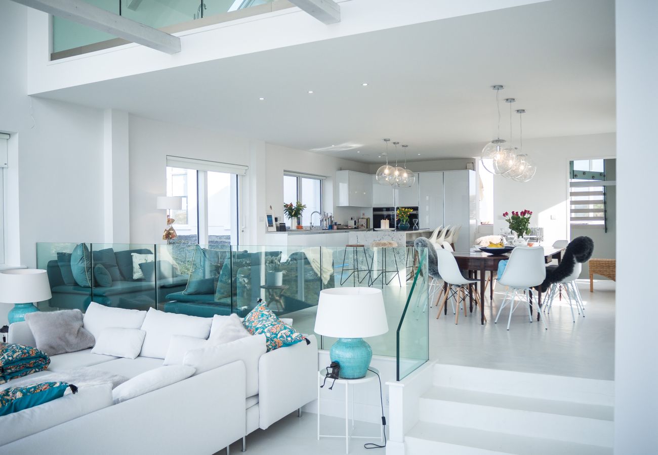 House in Ballyconneely - Doleen Quay House is a luxurious beach holiday home