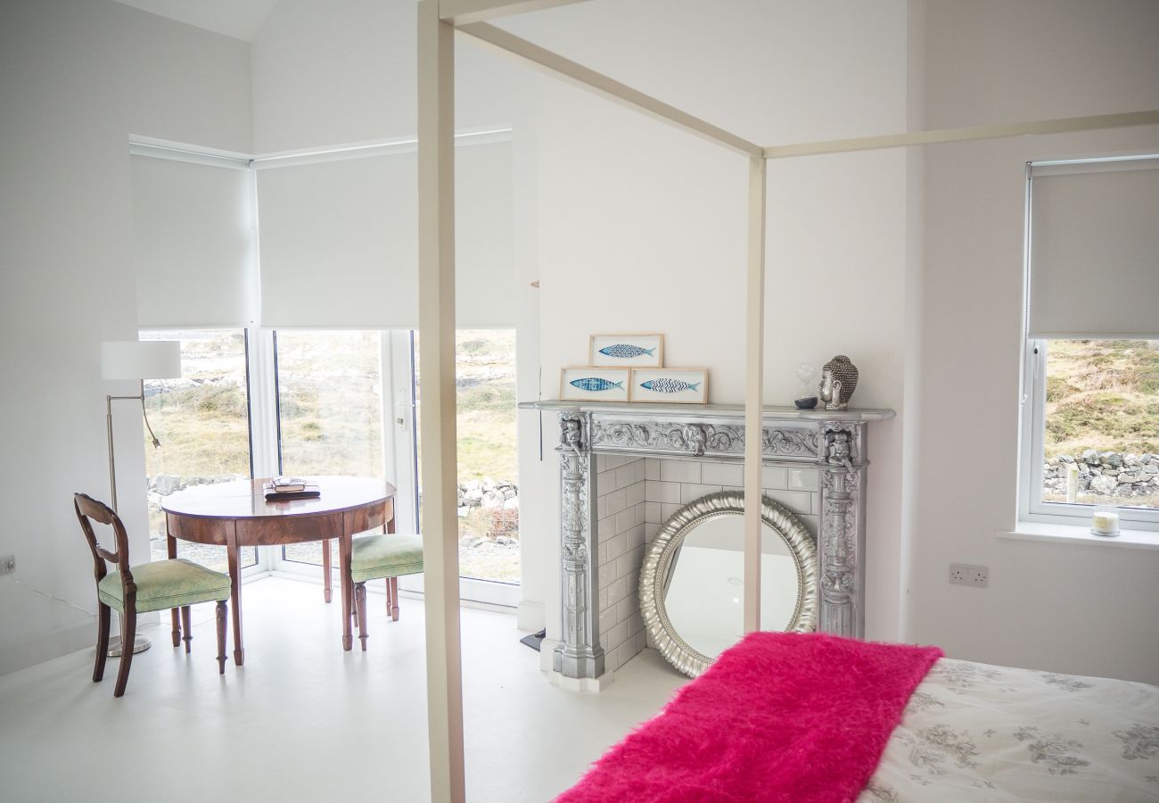 House in Ballyconneely - Doleen Quay House is a luxurious beach holiday home