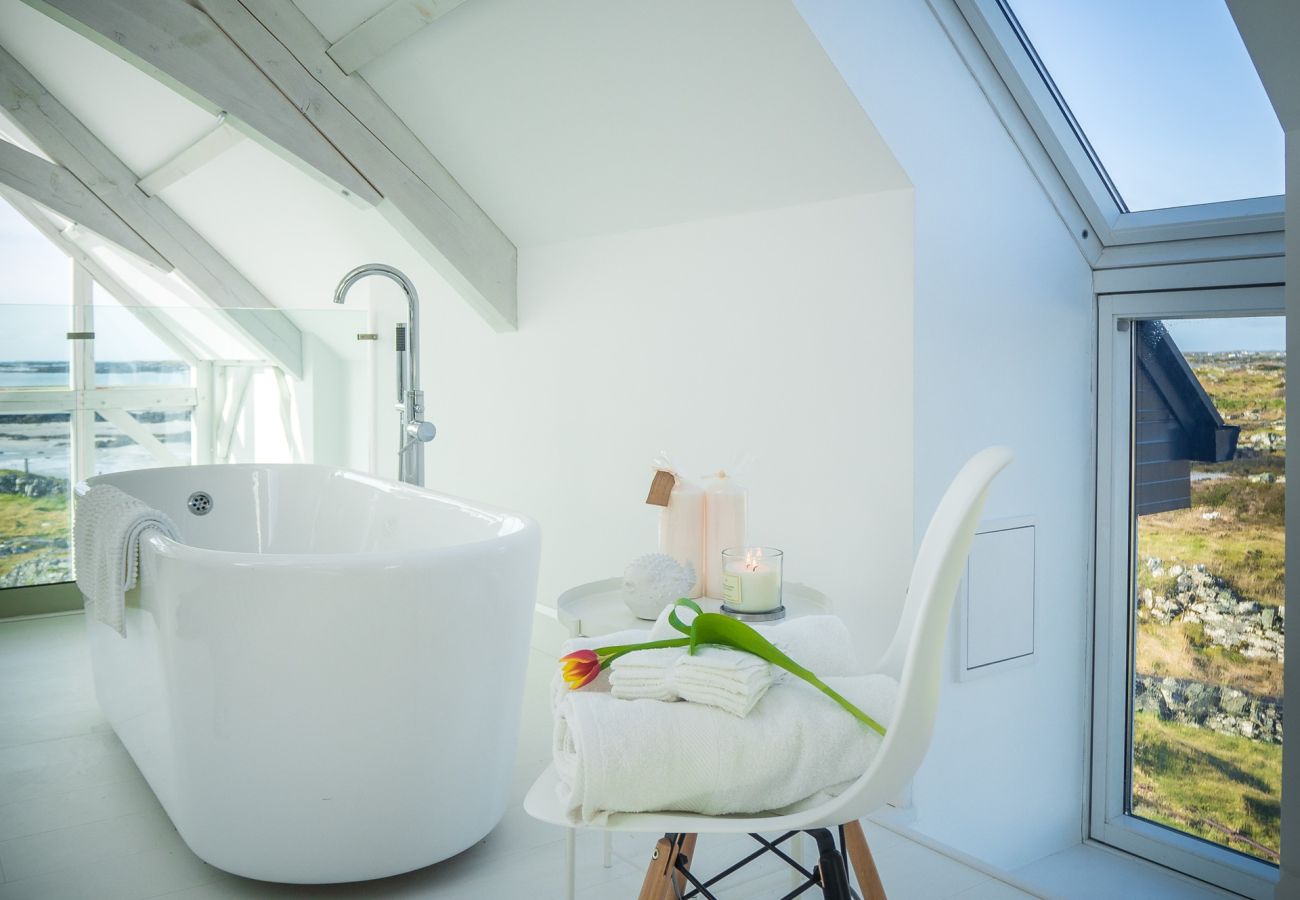 House in Ballyconneely - Doleen Quay House is a luxurious beach holiday home