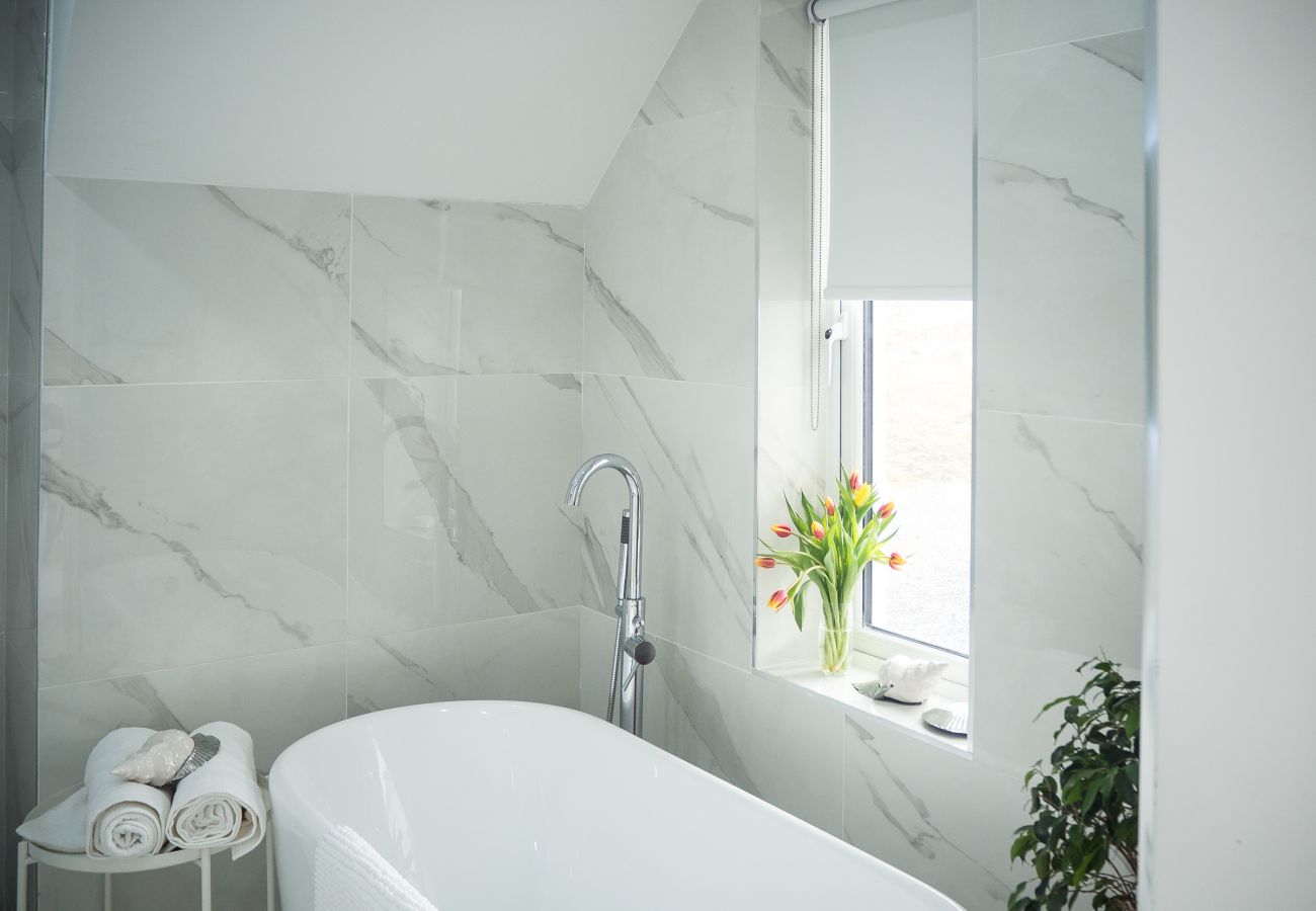 House in Ballyconneely - Doleen Quay House is a luxurious beach holiday home