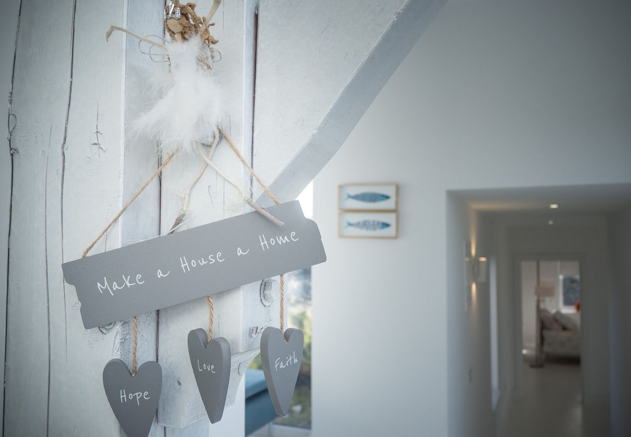 House in Ballyconneely - Doleen Quay House is a luxurious beach holiday home