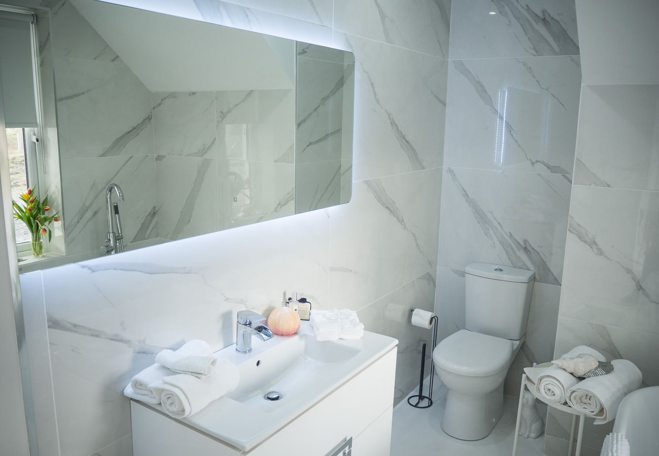 House in Ballyconneely - Doleen Quay House is a luxurious beach holiday home