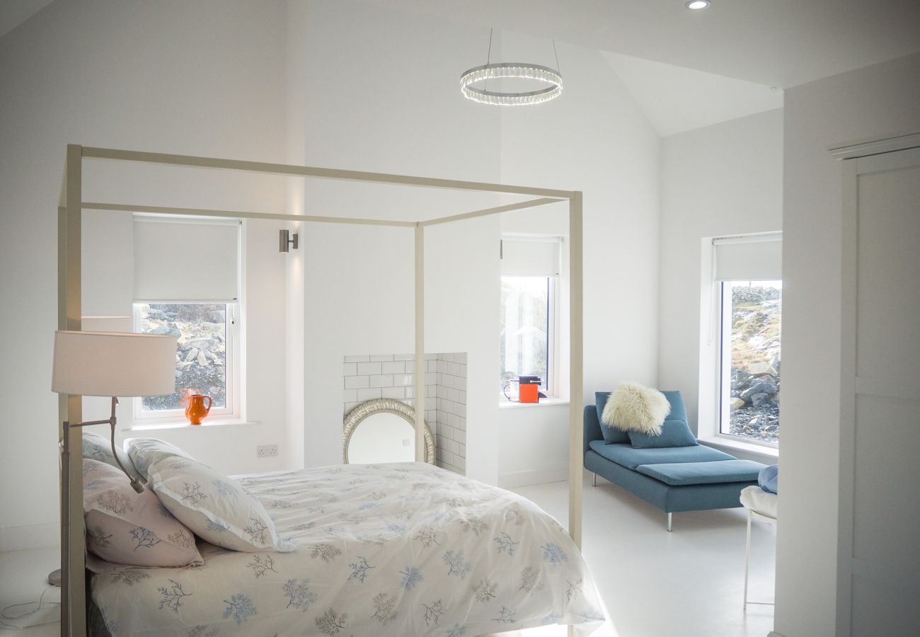 House in Ballyconneely - Doleen Quay House is a luxurious beach holiday home