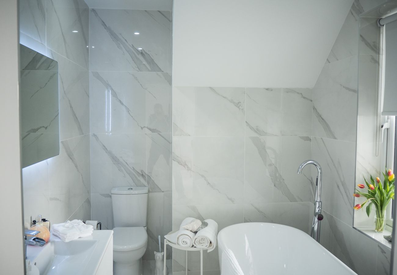 House in Ballyconneely - Doleen Quay House is a luxurious beach holiday home