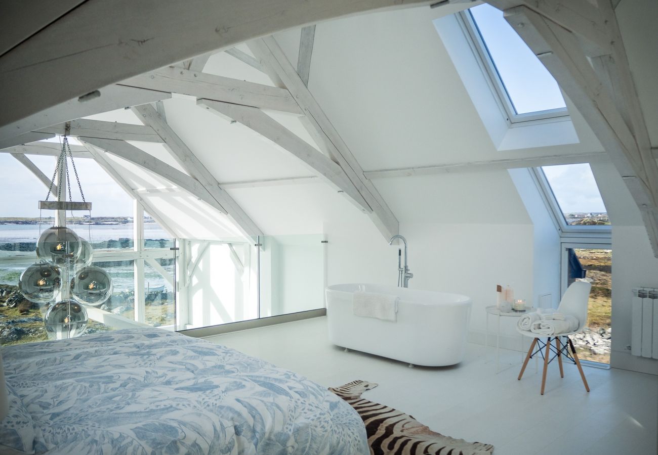 House in Ballyconneely - Doleen Quay House is a luxurious beach holiday home