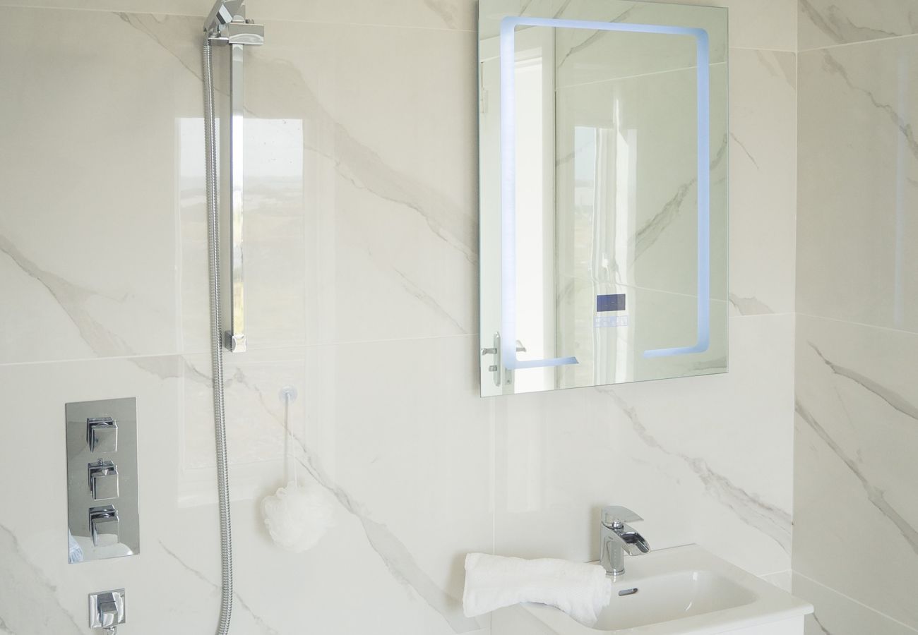 House in Ballyconneely - Doleen Quay House is a luxurious beach holiday home