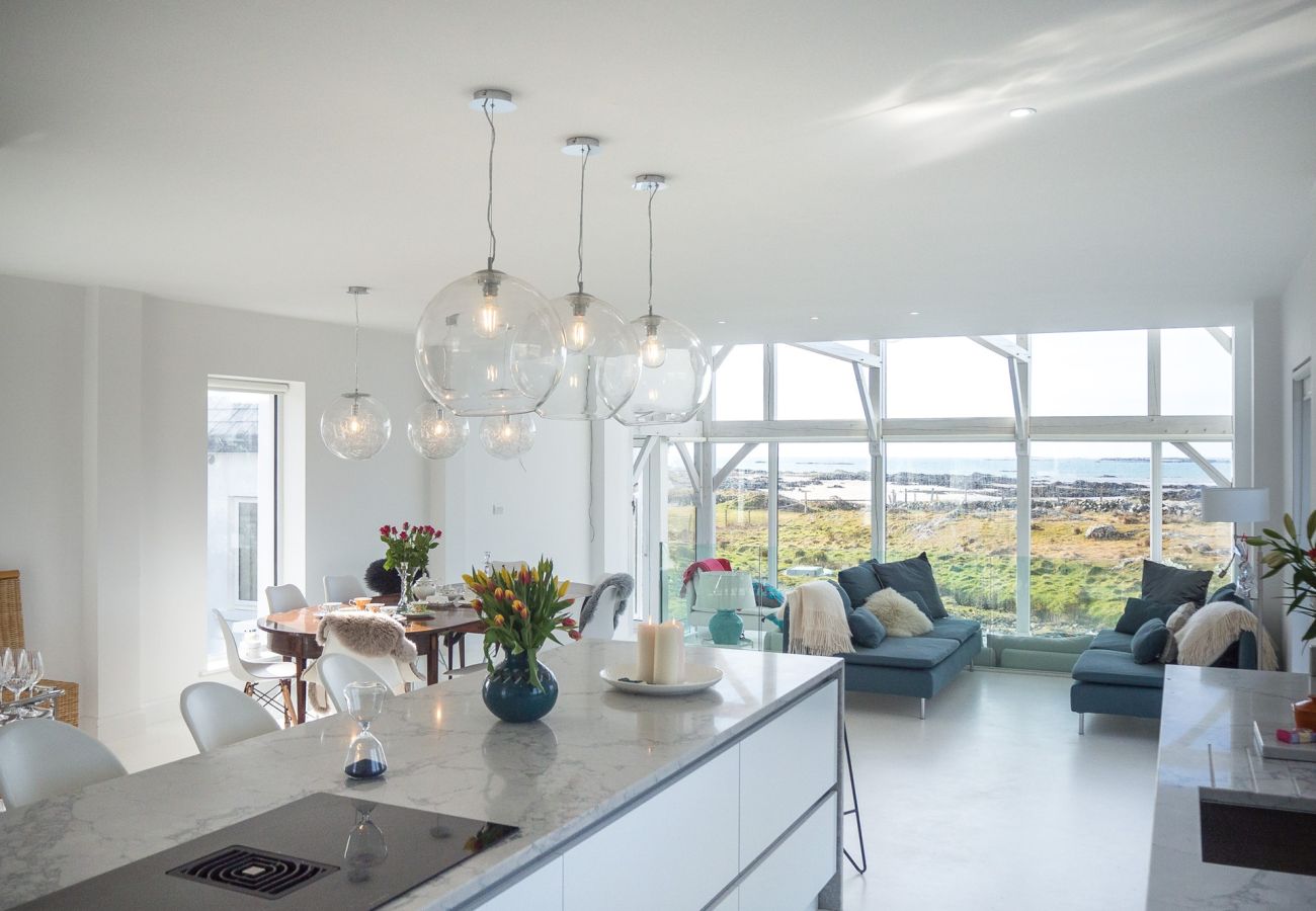 House in Ballyconneely - Doleen Quay House is a luxurious beach holiday home