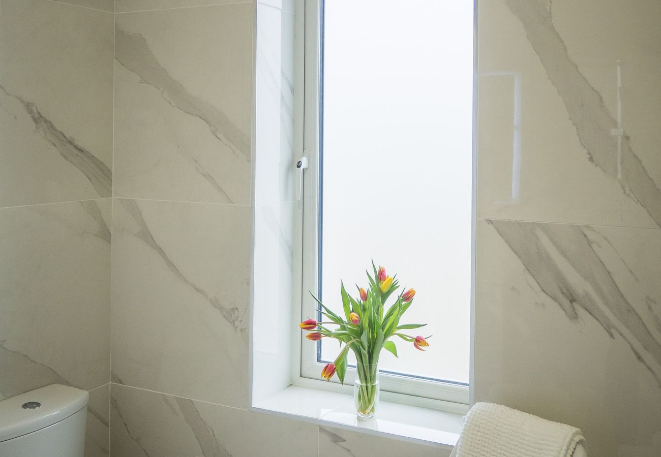 House in Ballyconneely - Doleen Quay House is a luxurious beach holiday home