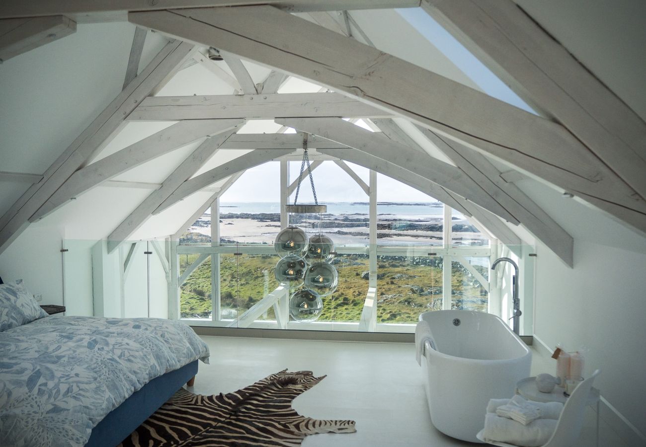 House in Ballyconneely - Doleen Quay House is a luxurious beach holiday home