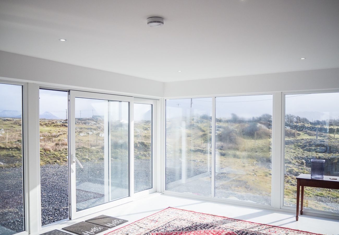 House in Ballyconneely - Doleen Quay House is a luxurious beach holiday home