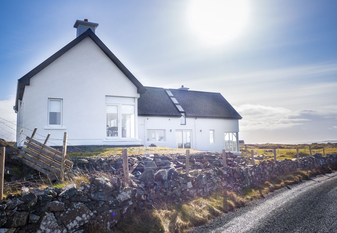 House in Ballyconneely - Doleen Quay House is a luxurious beach holiday home