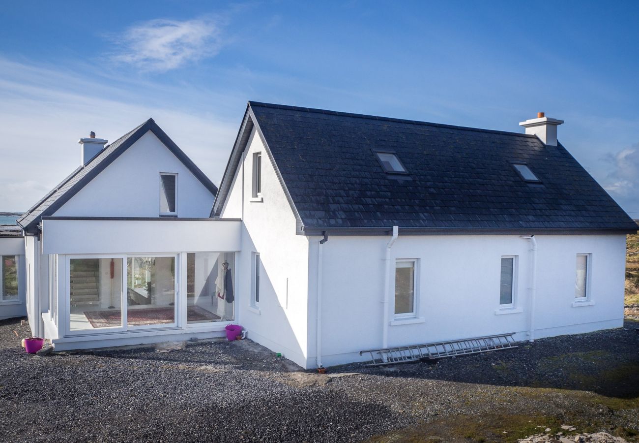 House in Ballyconneely - Doleen Quay House is a luxurious beach holiday home